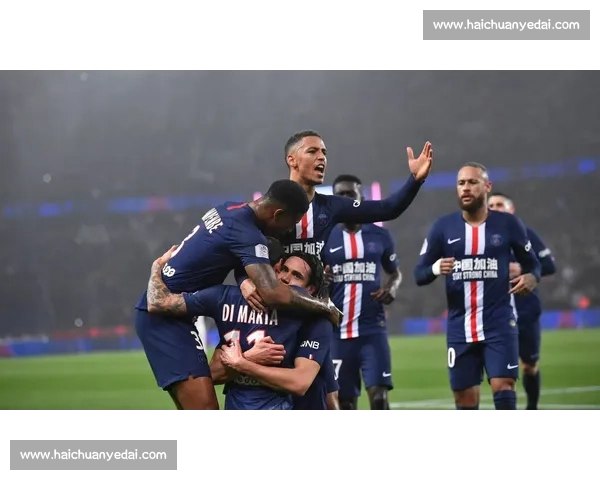 温情重逢！梅西通道内拥抱恩里克 巴黎老友跨越胜负的足坛情谊